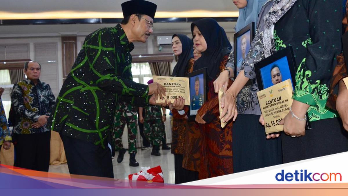 Mensos Serahkan Santunan Duka ke 23 Prajurit TNI AL Korban Longsor Cisarua