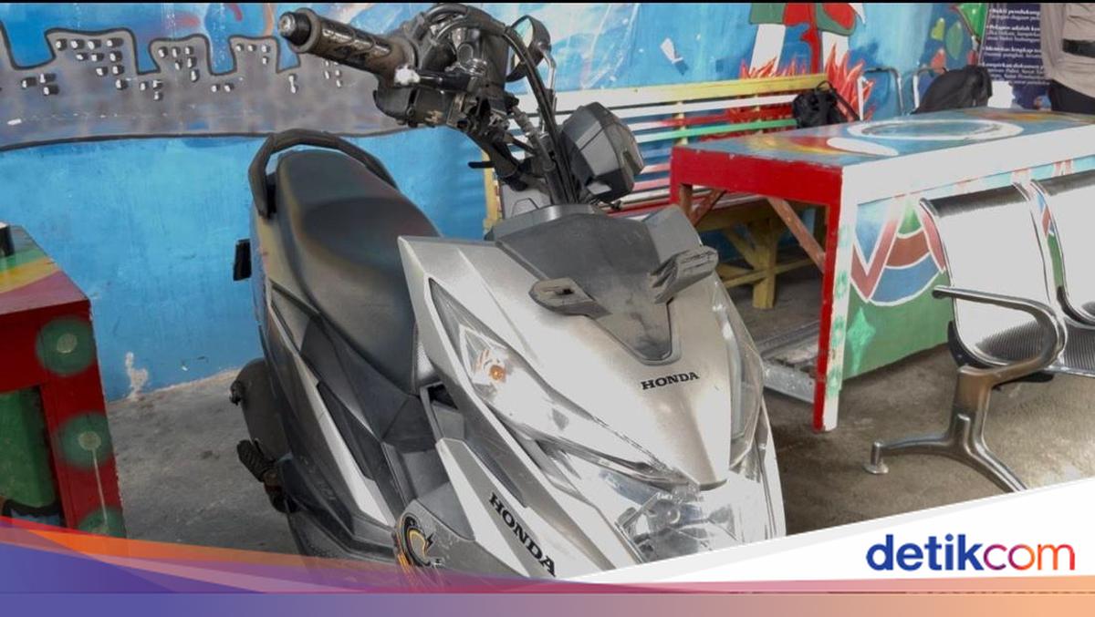 Seorang mahasiswa di Jogja menggagalkan penjambretan yang menimpanya dengan menabrakkan motornya ke pelaku hingga terjatuh. Pelaku, W (38), diketahui baru keluar dari penjara.

via @detikjogja_