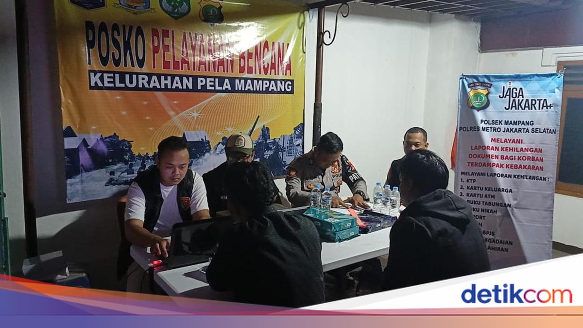 Polisi Bantu Urus Dokumen Warga yang Hilang Akibat Kebakaran di Mampang