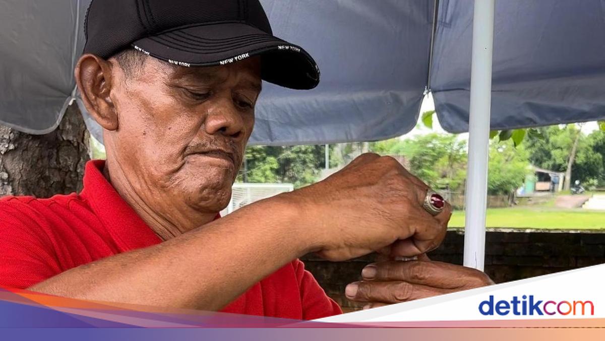 Penjual es dawet di Mojokerto, Slamet (61), ketakutan usai viral difitnah melecehkan siswi SD hingga 3 hari tak berani jualan. Rupanya fitnah ini berawal dari kesalahan komunikasi antara siswi, teman ibunya, serta ibu siswi tersebut.

via @detikjatim_