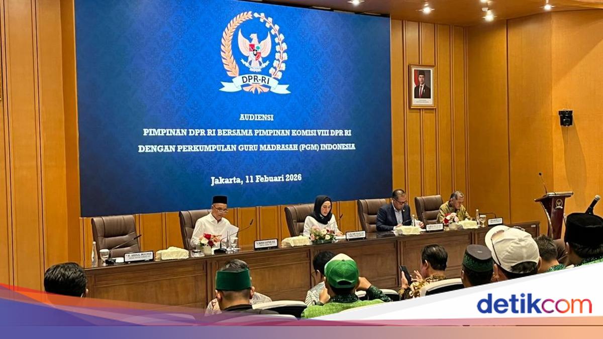 Guru Madrasah Swasta Ngadu ke DPR Tak Bisa Ikut PPPK-Gaji Rp 300 Ribu