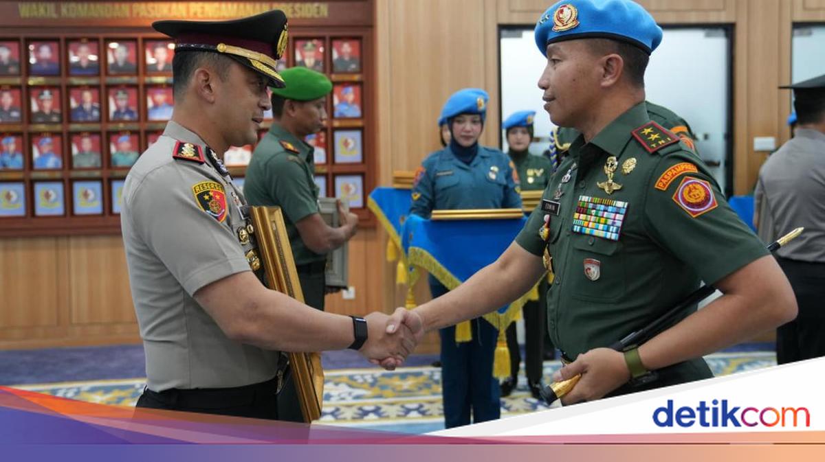 Kapolres Bogor Jadi Warga Kehormatan Paspampres, Terima Brevet Setia Waspada