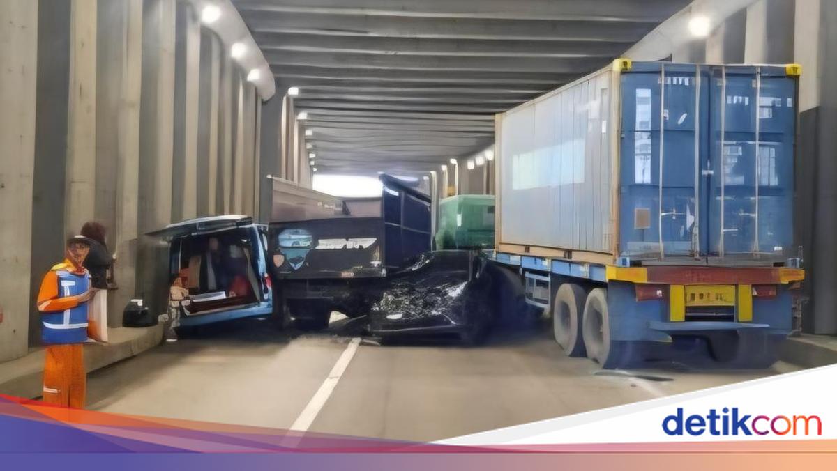 Kendaraan Berimpitan hingga Tutup Jalan Saat Tabrakan di Underpass Jagorawi