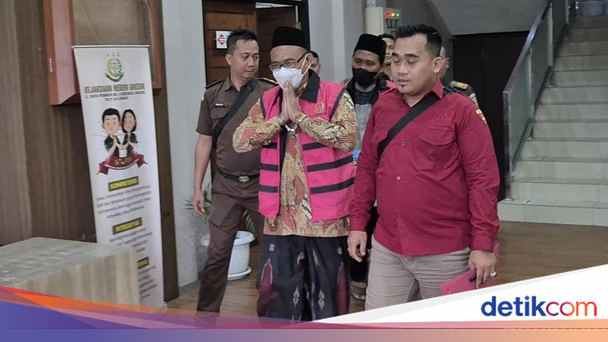 Dua kyai Ponpes di Gresik serta seorang ketua santri ditetapkan sebagai tersangka korupsi dana hibah Pemprov Jatim 2019. Mereka diduga memanipulasi pembelian tanah untuk ponpes dan mengatasnamakannya sebagai milik pribadi.

via @detikjatim_