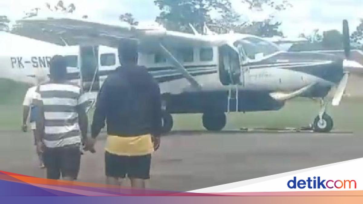 Aparat evakuasi jenazah pilot dan kopilot Smart Air yang tewas ditembak di Papua. Jenazah akan diidentifikasi di RSUD Mimika sebelum diterbangkan ke Jakarta.

Via: @detiksulsel_