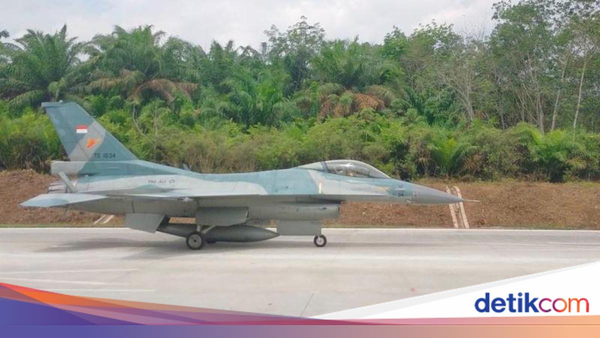 Pesawat Tempur F-16 & Super Tucano Uji Coba Mendarat di Tol Trans Sumatera