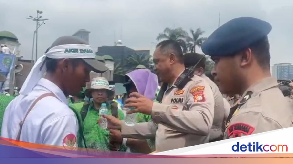 Pelayanan Humanis di DPR, Polda Metro Bagikan Air Mineral ke Massa Guru