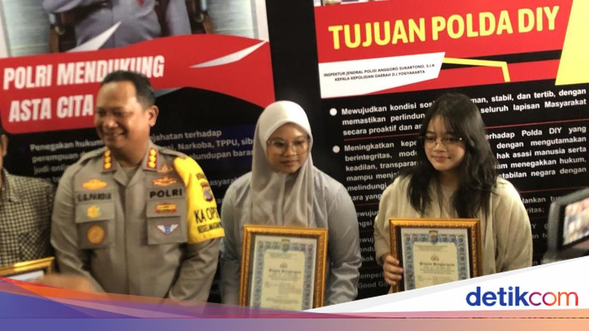 Mahasiswi di Jogja, Eviana Adiba Agustin (21), menerima piagam penghargaan dari Polresta Jogja. Ia nekat mengejar dan menabrak jambret berinisial WY (38) yang merampas ponselnya di Jalan Menteri Supeno, Senin (9/2/2026).

Via @detikjogja_