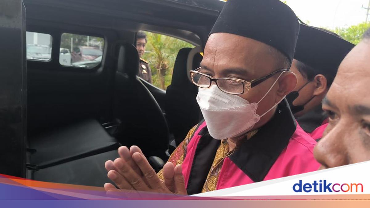 Pengasuh Ponpes di Gresik, RKA, ditetapkan sebagai tersangka dugaan korupsi dana hibah Pemprov Jatim 2019. Alih-alih memberikan klarifikasi hukum, RKA justru mengutip Surat Al-Isra' ayat 81 saat digiring ke mobil tahanan.

Via @detikjatim_