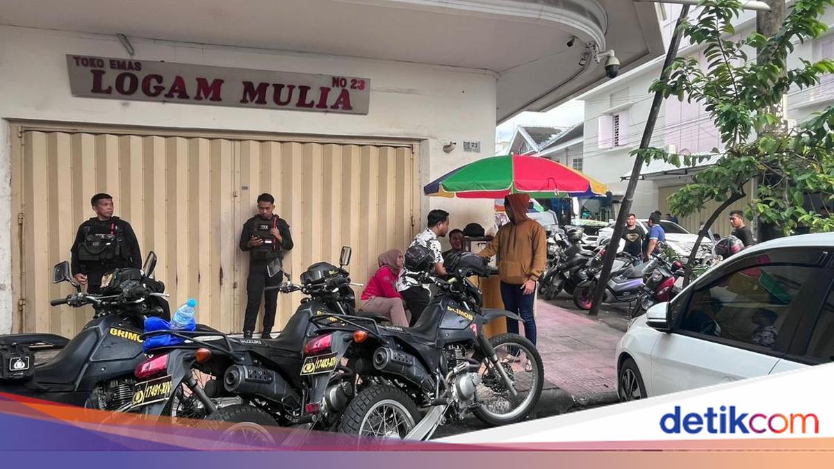 Seorang wanita berinisial SU ditangkap setelah membakar toko emas di Makassar pakai molotov. Saksi melaporkan pelaku berpura-pura berbelanja sebelum insiden.

Via: @detiksulsel_