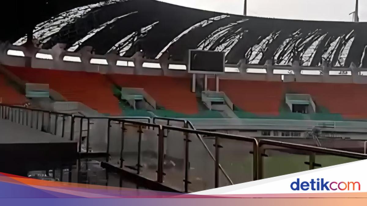 Angin Kencang Bikin Atap Stadion Pakansari Bogor Rusak Berlangsung 15 Menit