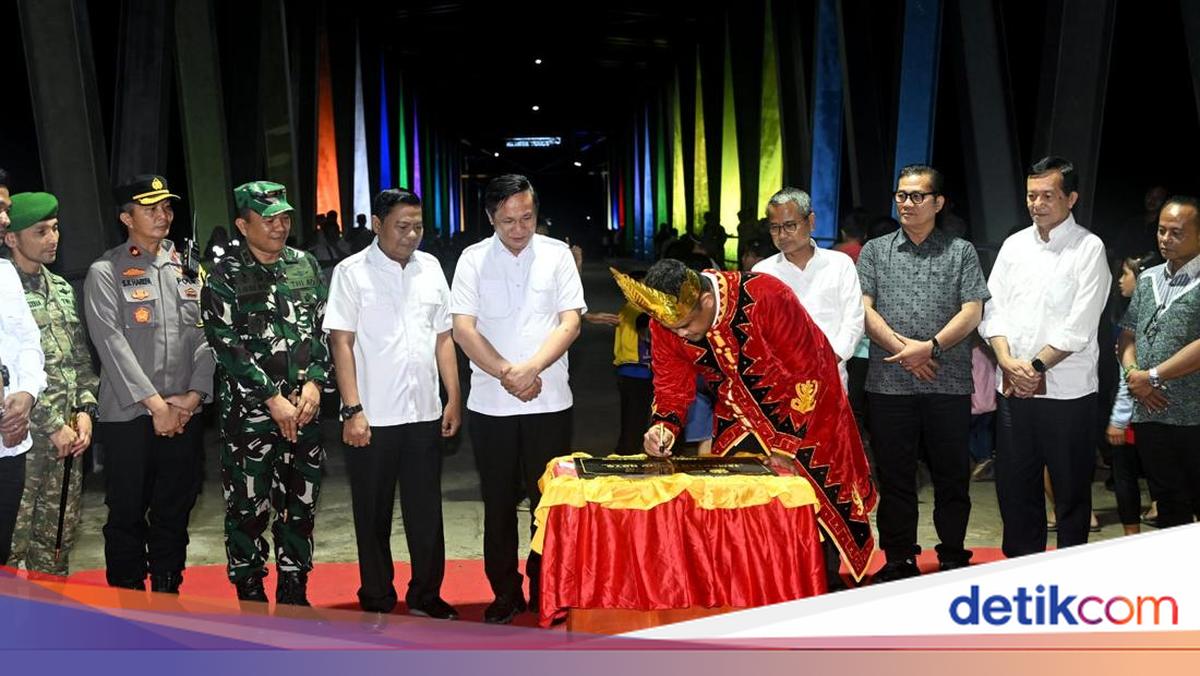 Gubsu Bobby Nasution meresmikan jembatan Idano Noyo di Desa Tuwuna, Mandrehe, Kabupaten Nias Barat. Tahun lalu jembatan itu ambruk usai diterjang banjir.

Via: @detiksumut_
