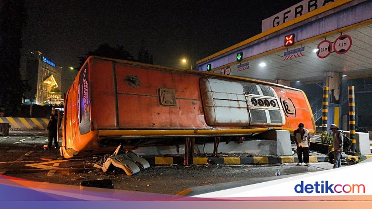 Bus Pariwisata Terguling di GT Waru Surabaya, 16 Penumpang Alami Luka Ringan