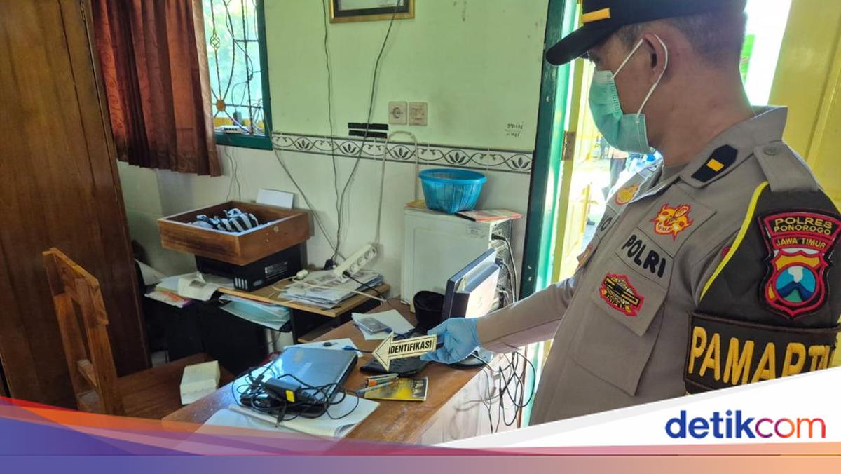 Aksi pencurian terjadi di SDN Gundik, Ponotogo, Kamis (12/2/2026) dini hari. Pelaku membobol kantor guru dan Gedung PSB sekolah, namun hanya mengambil uang tunai di dalam kotak infaq senilai Rp 20 ribu.

Via @detikjatim_