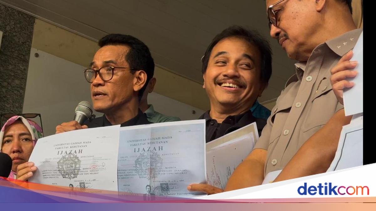 Roy Suryo cs Tunjukkan Salinan Ijazah Jokowi Terlegalisasi di Polda Metro