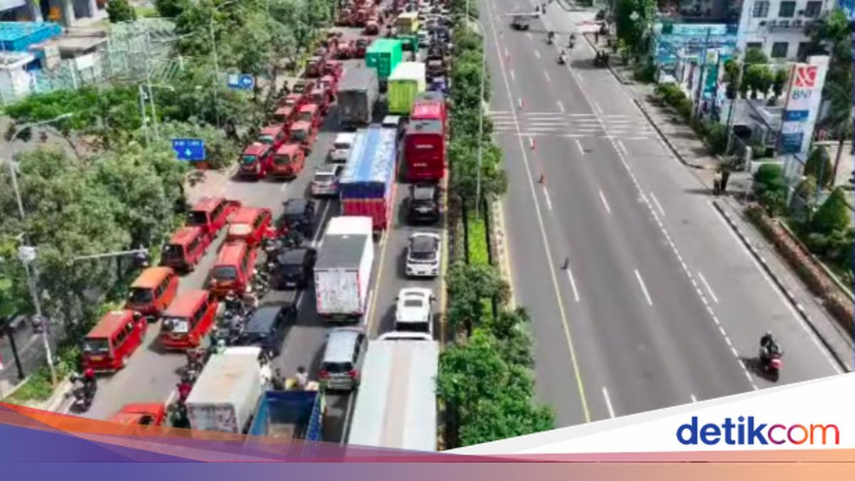 Sopir Angkot Demo Tutup Jalan, Lalin di Bekasi Macet Parah