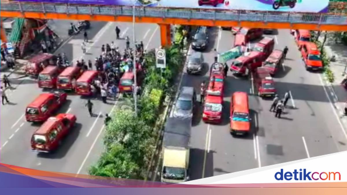 Sopir Angkot Bekasi Demo Tutup Jalan karena Protes Ada Trans Beken