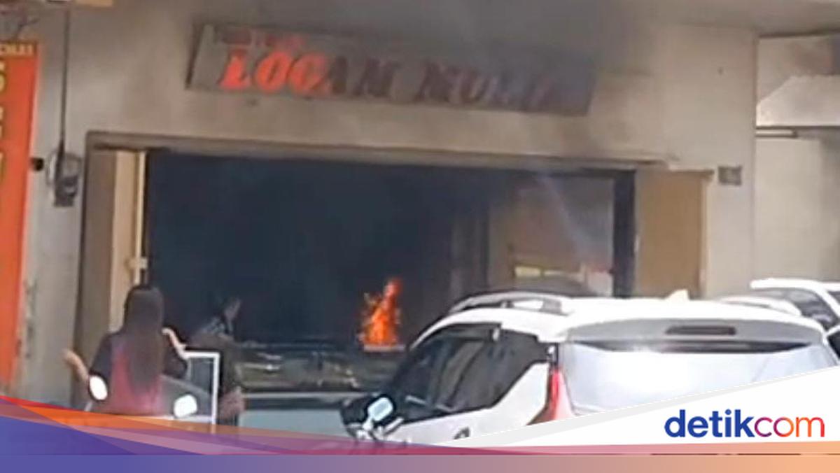 Momen Emak-emak Makassar Bakar Toko Sebelum Gondol Perhiasan Rp 2 Miliar
