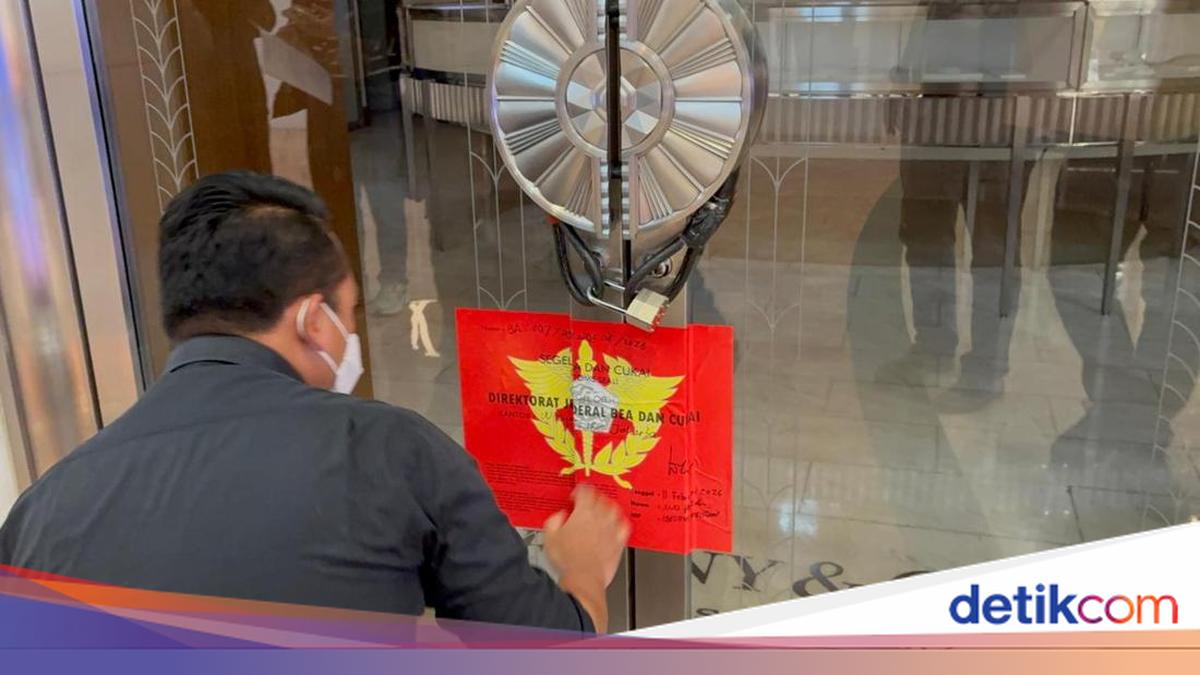 Toko perhiasan tersebut diduga terindikasi adanya pelanggaran administrasi terhadap barang-barang yang diimpor.