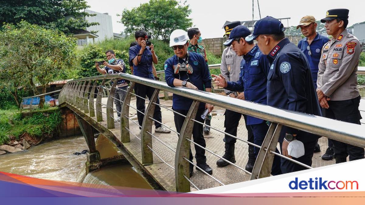 KLH Ambil Sampel Air Sungai Tercemar Pestisida di Tangsel, Karbon Aktif Ditebar