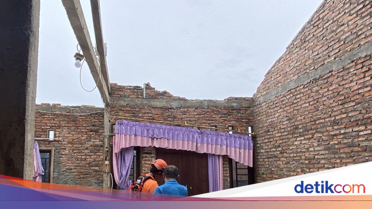 Angin Kencang Rusakkan 71 Rumah Warga di Pakansari Bogor, Atap Stadion Juga Terdampak
