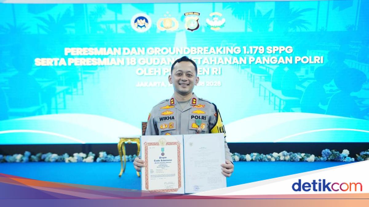 Kapolres Bogor Terima Tanda Kehormatan Satyalancana Wira Karya dari Presiden