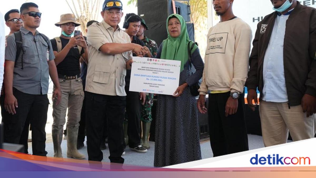 Pemerintah Serahkan Bantuan Perbaikan Rumah untuk Korban Bencana Sumatera