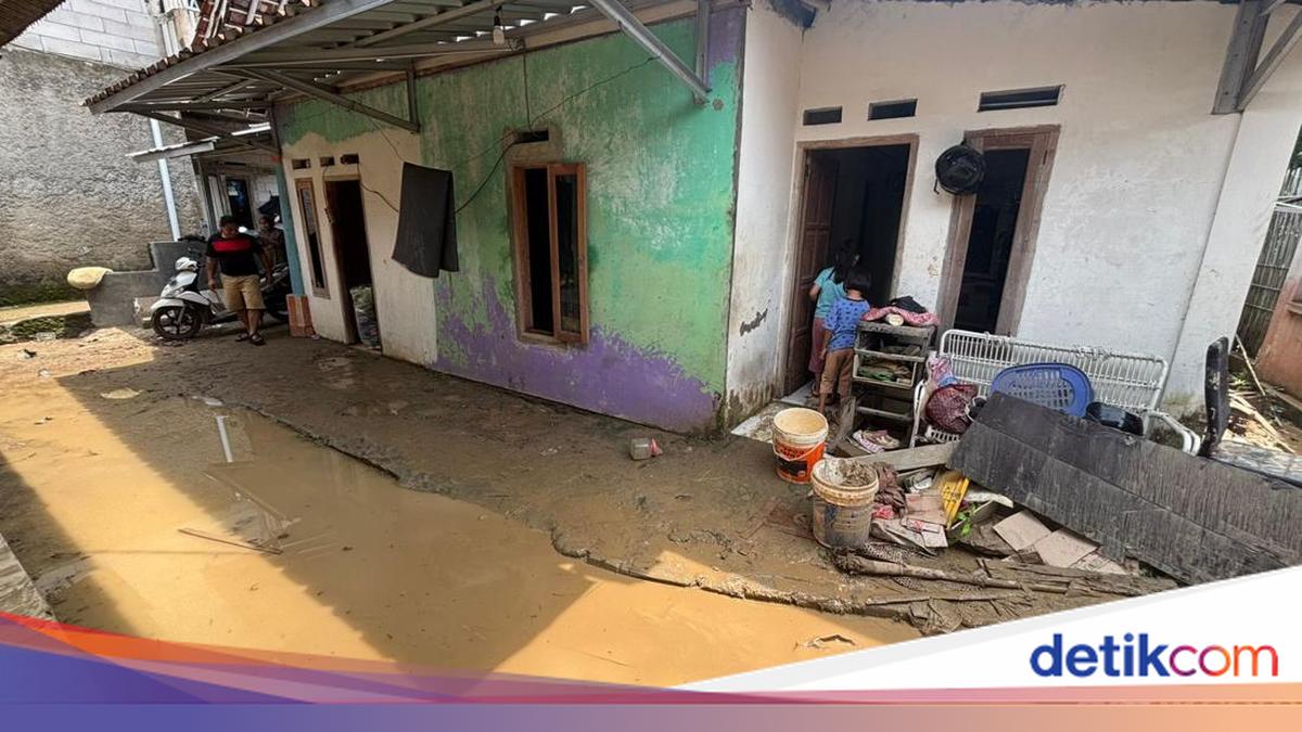Banjir di Babakan Madang Bogor Surut, Warga Bereskan Sisa Lumpur
