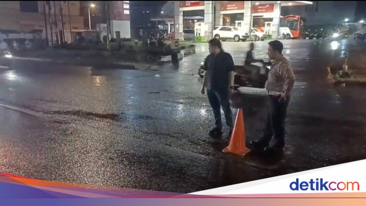 Jalan Berlubang di Ciputat Sebabkan Kecelakaan, Polisi Pasang Traffic Cone