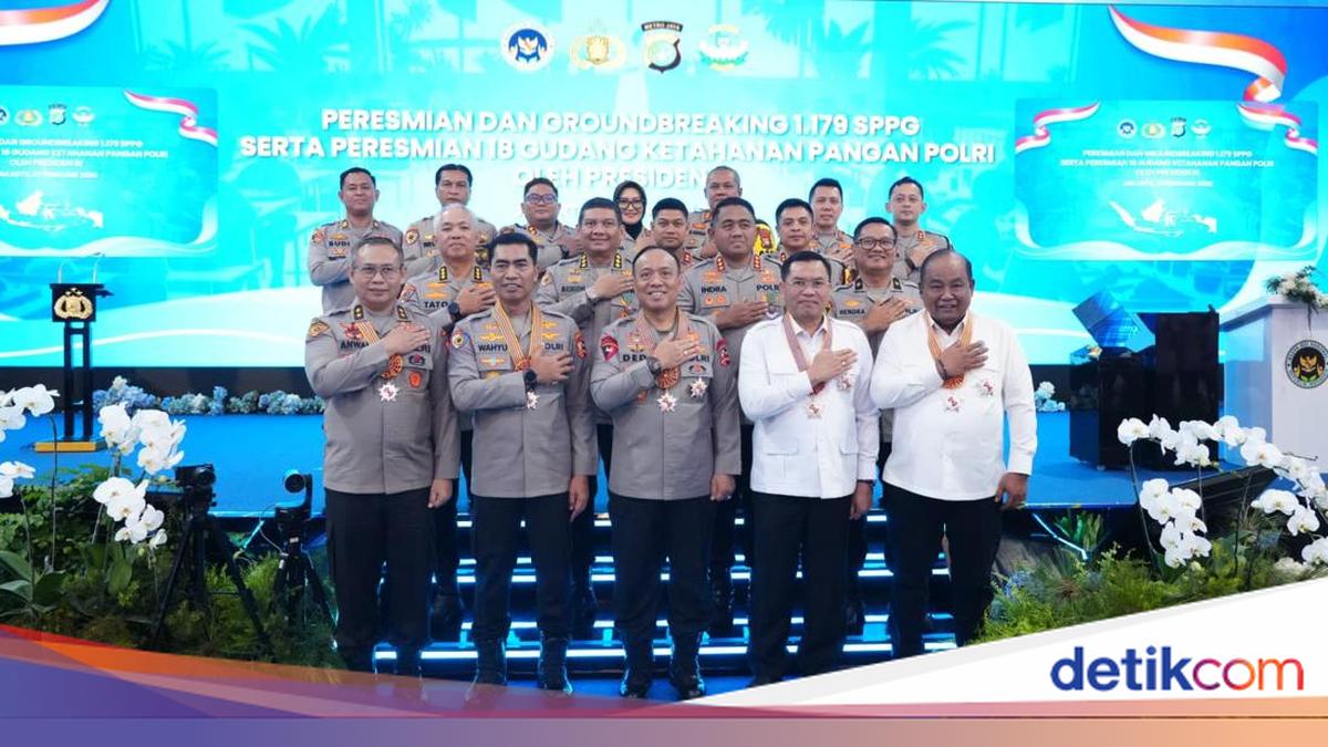 9 Kapolres Terima Tanda Kehormatan Satyalencana Wira Karya dari Prabowo