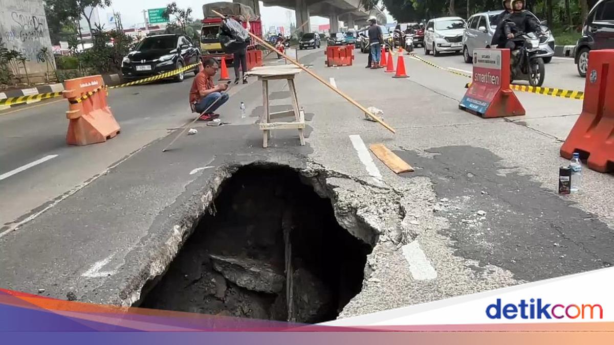 Awas! Ada Lubang Besar Menganga di Jalan Sholeh Iskandar Bogor