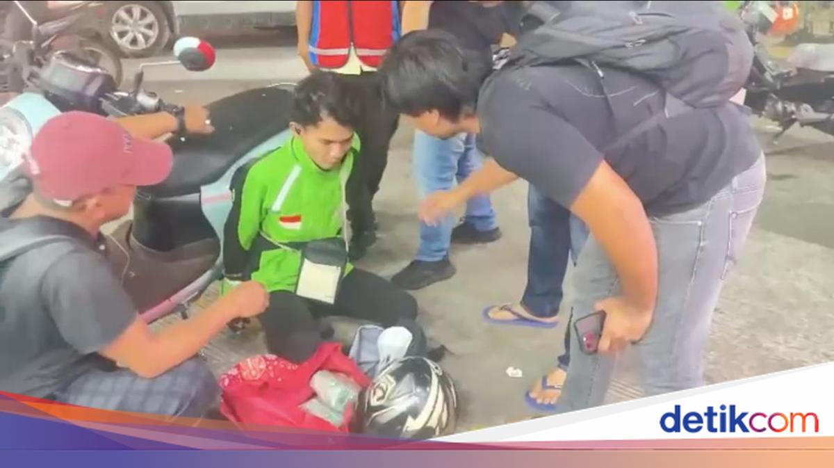 Ditnarkoba Bareskrim Polri menangkap AP (35) di Mampang, Jaksel, saat hendak transaksi sabu. Polisi temukan barang bukti 2 bungkus narkotika jenis sabu.