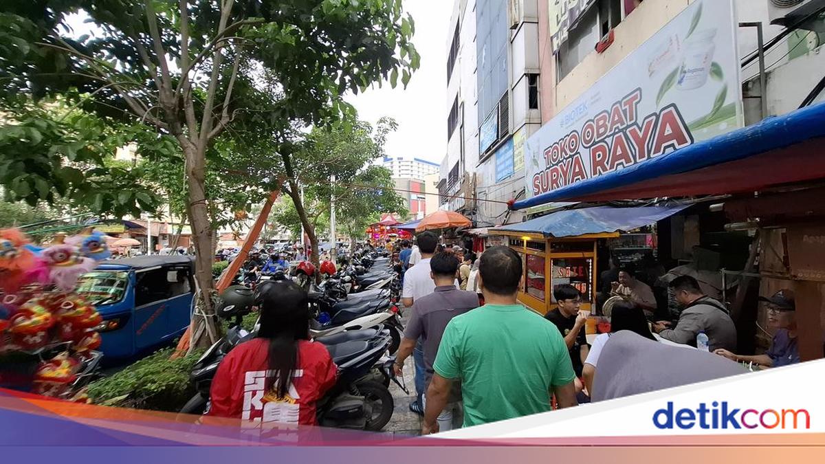 Warga Keluhkan Trotoar di Glodok Jadi Lapak PKL dan Parkir Liar Motor