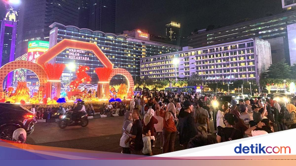 Antusiasme Warga Kunjungi Festival Imlek di Bundaran HI: Banyak Spot Foto