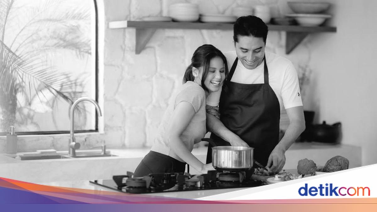 Momen Yunita Siregar Recoki Suami Lagi Masak Bikin Gemas