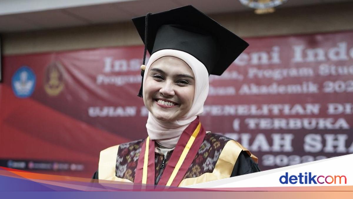 Zee Zee Shahab Awal Menolak, Kini Bikin Bangga Suami Raih Gelar Doktor