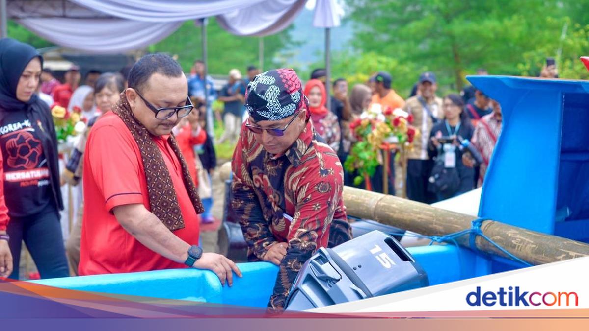 Anggota DPR RI Kaisar Beri Bantuan Kapal untuk Generasi Muda di Cilacap