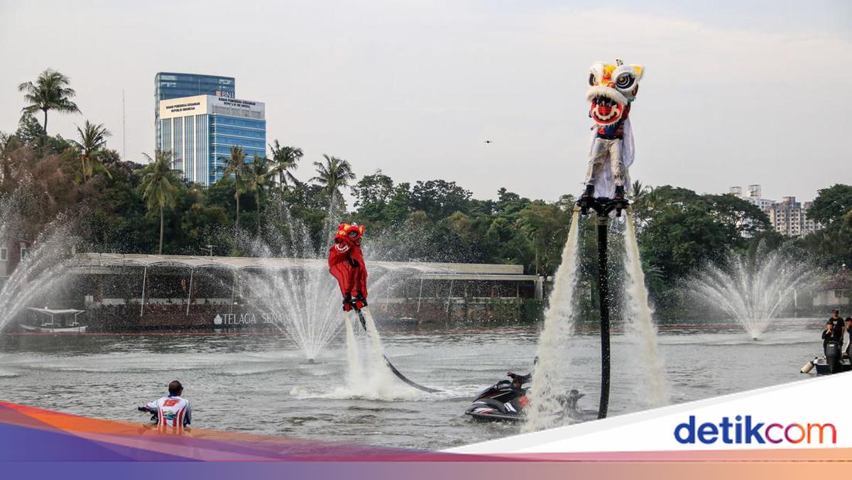 Barongsai Terbang di Atas Air Ramaikan Long Weekend Imlek