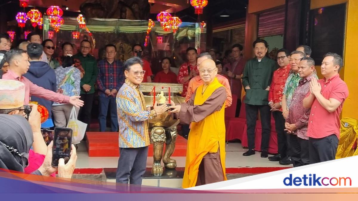 Cak Imin Sambangi Vihara di Jakbar, Peringati Imlek-Bagi Sembako