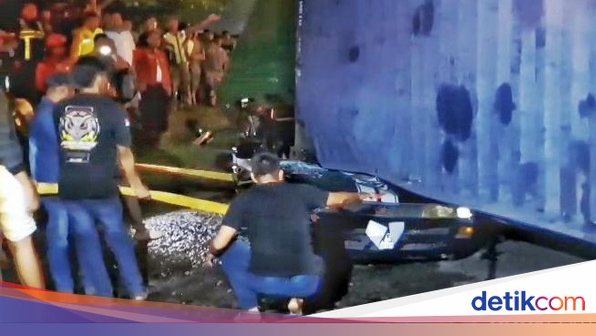 Tragis! Balita di Pangkuan Ibu Tewas Bersama Orang Tua Ditimpa Truk di Karawang