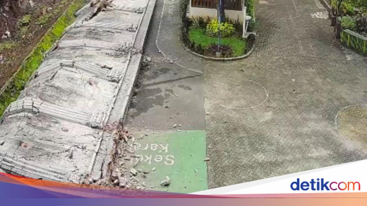 Heboh Tembok Panjang Roboh ke Area SMPN 182 Jaksel
