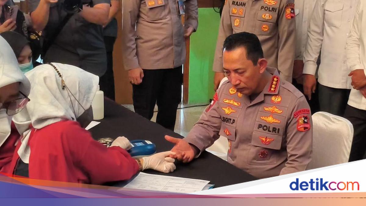Kapolri Listyo Sigit Donor Darah Bersama Buruh di HUT KSPSI Tangerang