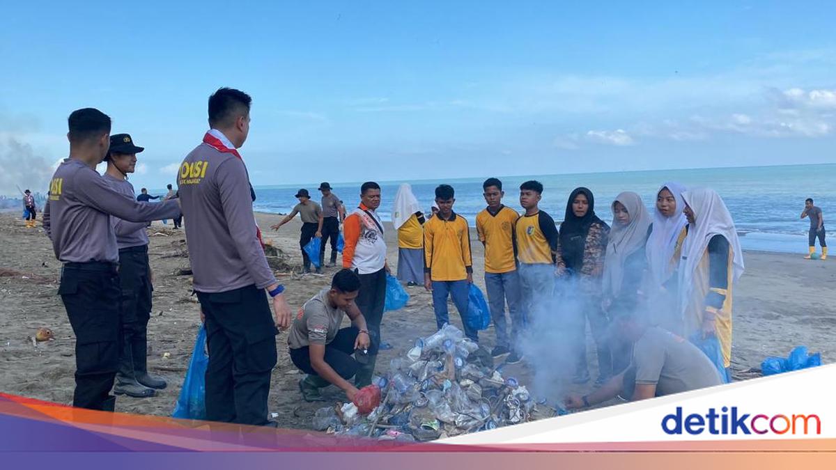 Mahasiswa STIK Angkatan 83 dan TNI Bersih-bersih Pantai di Aceh Utara