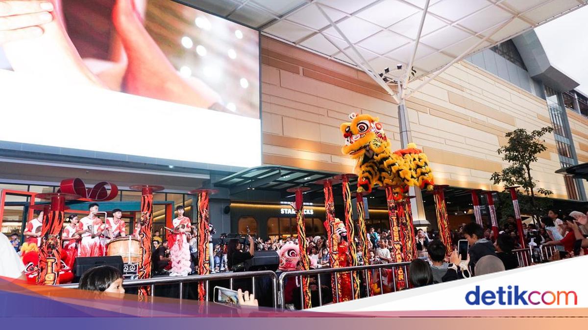 Barongsai Patok Besi Imlek 2026 Pukau Pengunjung Mal di Bekasi