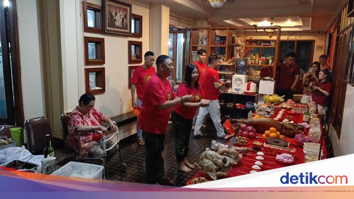 Api Persembahan Menyala di Kupang, Ritual Bakar Uang Arwah Sambut Imlek