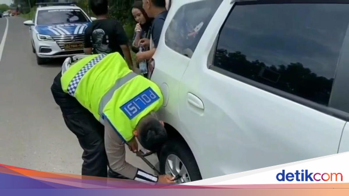 Aksi Polantas Bantu Pengemudi Pecah Ban di Tol Cipularang, Kakorlantas Apresiasi