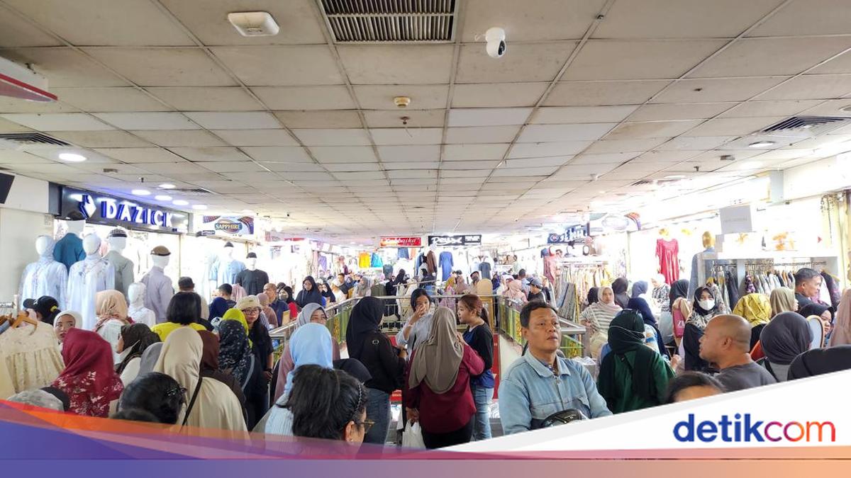 Ramadan Belum Tiba, Warga Sudah Colong Start Beli Baju Lebaran di Tanah Abang