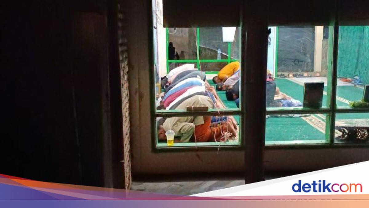 Suasana Tarawih Perdana Warga Muhammadiyah Korban Bencana di Tapsel