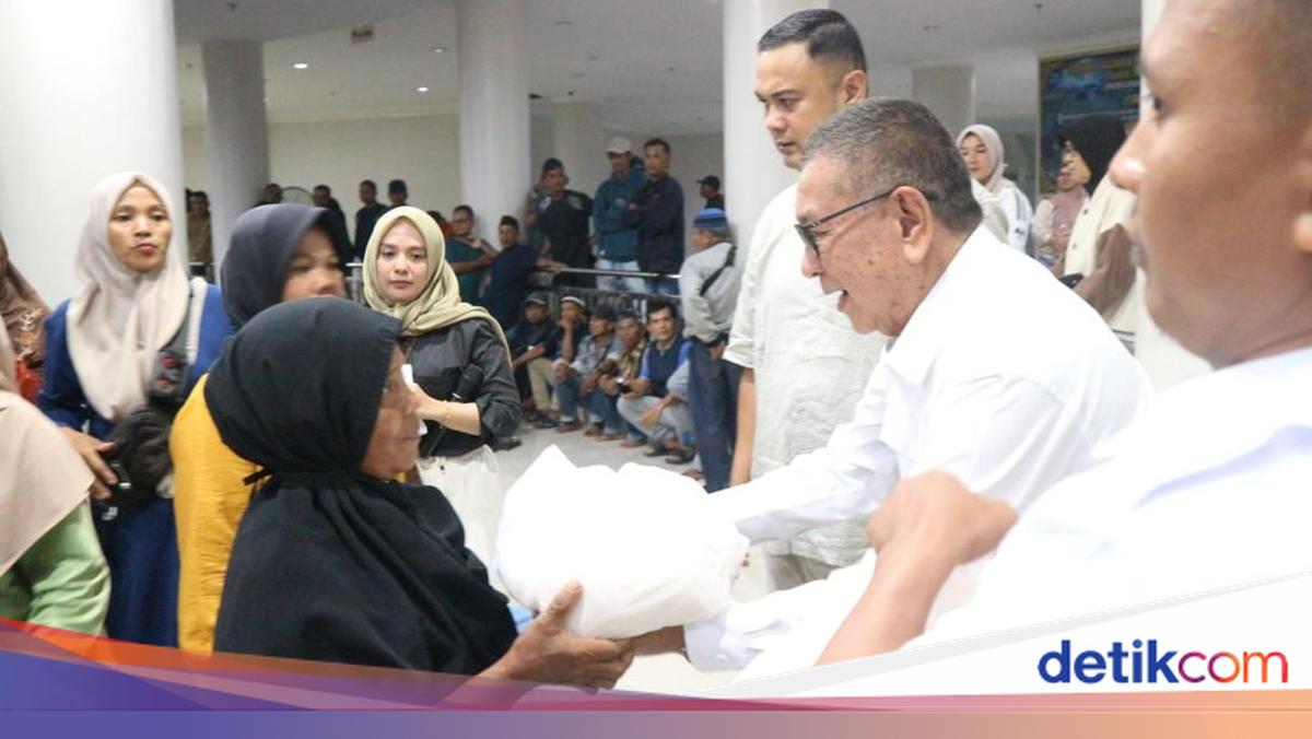 Andre Rosiade Salurkan 5.000 Paket Sembako untuk Warga Sijunjung