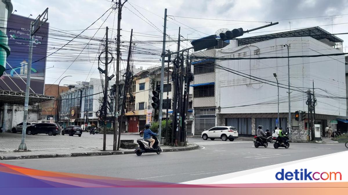 Keluhkan Kabel Listrik Semrawut di Jalan Irian Barat, Warga: Nggak Rapi